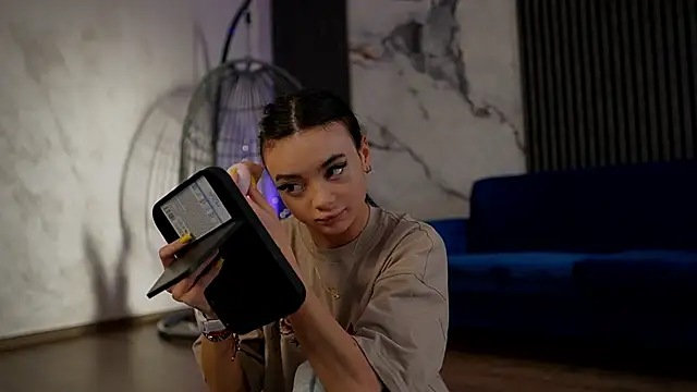 RachelRavee online show from 04.16.26