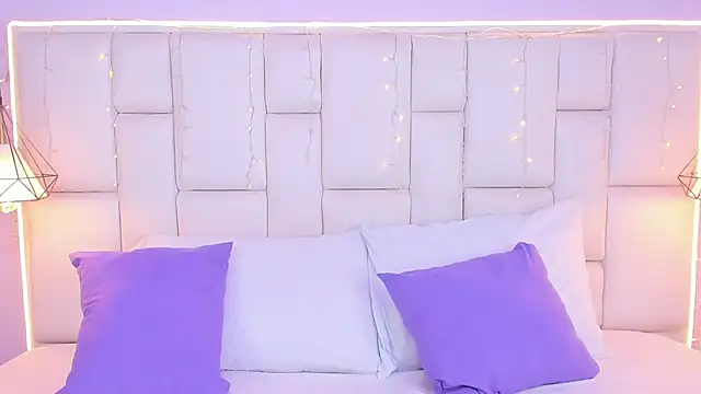 Snapshot of EmmaHolter chatting on 11.14.25 EmmaHolter online show from 11.14.25