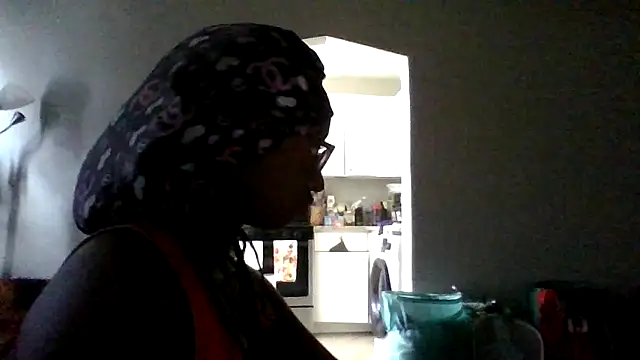 Snapshot of dezzidavill chatting on 06.14.26 dezzidavill online show from 06.14.26