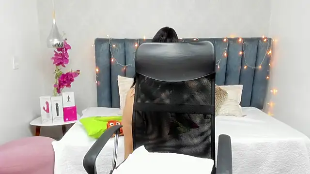 Sasha Grace online show from 12.16.25