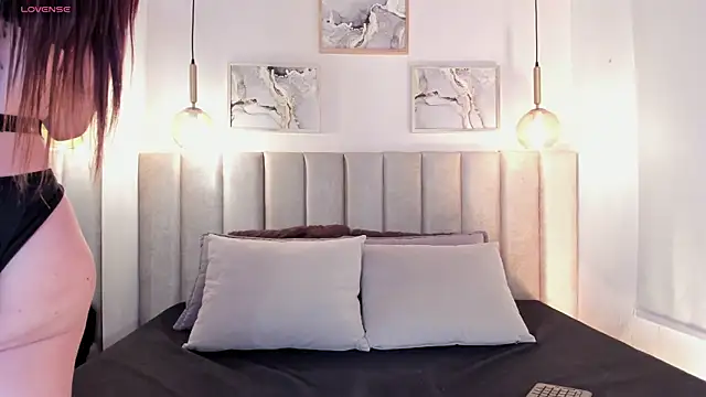 tamara kisses online show from 04.14.26