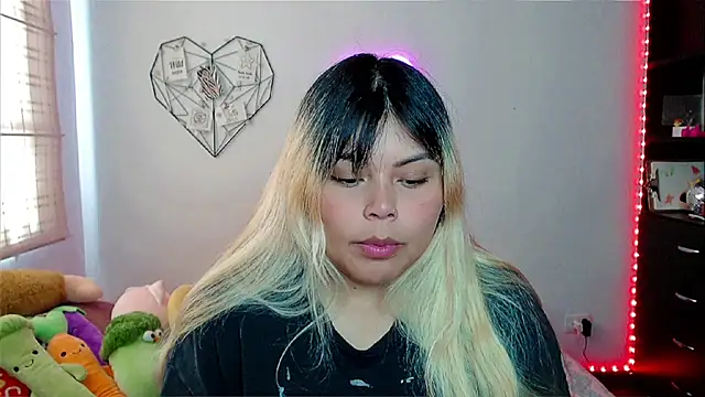 Snapshot of EllieMoonX chatting on 11.29.25 EllieMoonX online show from 11.29.25