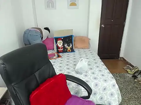 Snapshot of millysweetass chatting on 11.18.25 millysweetass online show from 11.18.25