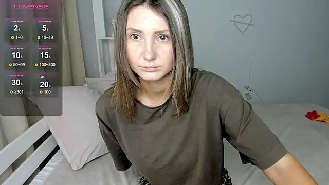 Snapshot of NikkiKiss__ chatting on 10.25.25 NikkiKiss online show from 10.25.25