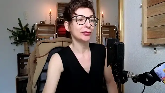 Snapshot of Antifistin chatting on 11.29.25 Antifistin online show from 11.29.25