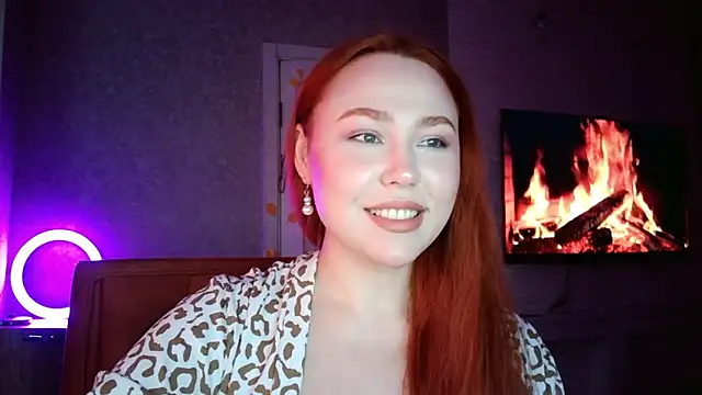 Snapshot of LolaMint_ chatting on 11.20.25 LolaMint online show from 11.20.25