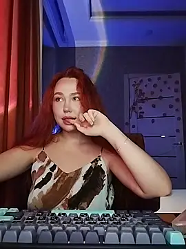 Snapshot of LolaMint_ chatting on 11.29.25 LolaMint online show from 11.29.25