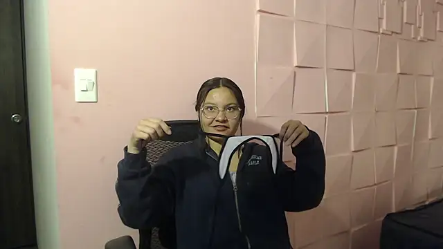 Snapshot of _kita chatting on 10.29.25 kita online show from 10.29.25