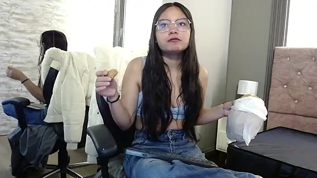 Snapshot of _kita chatting on 11.03.25 kita online show from 11.03.25