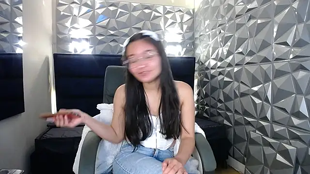 Snapshot of _kita chatting on 11.21.25 kita online show from 11.21.25