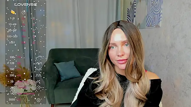 Snapshot of LanaDeRose chatting on 11.18.25 LanaDeRose online show from 11.18.25