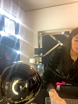 Snapshot of Moon_Magic chatting on 11.05.25 Moon Magic online show from 11.05.25