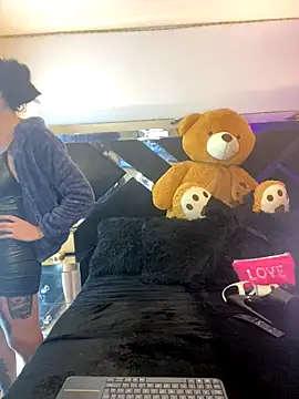 Snapshot of Moon_Magic chatting on 12.03.25 Moon Magic online show from 12.03.25