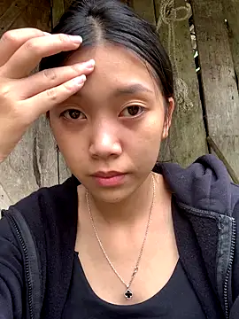 linh-lan1 online show from 10.31.25