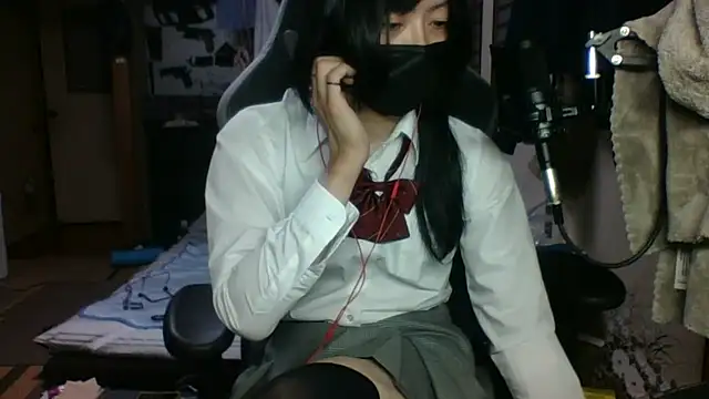 Snapshot of harinyanxxx chatting on 10.15.25 harinyanxxx online show from 10.15.25