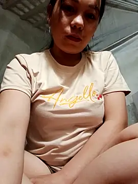 Snapshot of kitachu chatting on 11.17.25 kitachu online show from 11.17.25