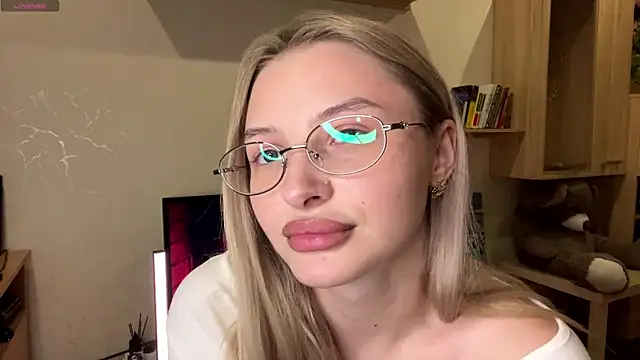 Snapshot of VictoriaMystery chatting on 11.09.25 VictoriaMystery online show from 11.09.25