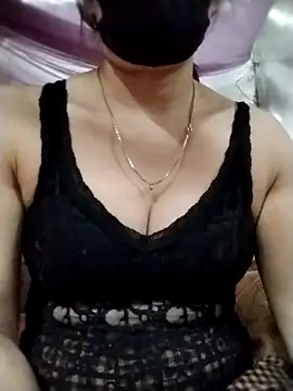 YiyinLy online show from 11.02.25