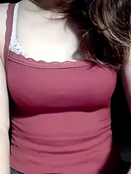 Snapshot of YiyinLy chatting on 05.22.26 YiyinLy online show from 05.22.26