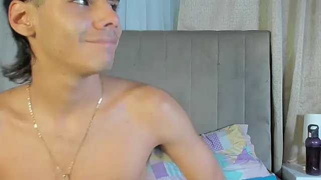 Snapshot of Kendra_and_liam chatting on 10.19.25 Kendra and liam online show from 10.19.25