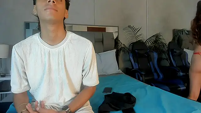 Snapshot of Kendra_and_liam chatting on 11.01.25 Kendra and liam online show from 11.01.25