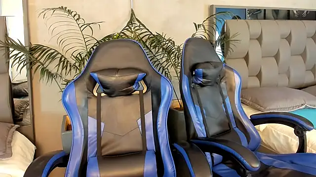 Snapshot of Kendra_and_liam chatting on 11.29.25 Kendra and liam online show from 11.29.25