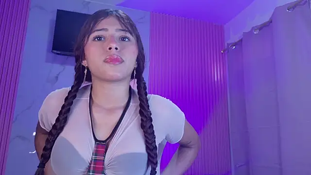 Snapshot of dafne17_ chatting on 11.13.25 dafne17 online show from 11.13.25