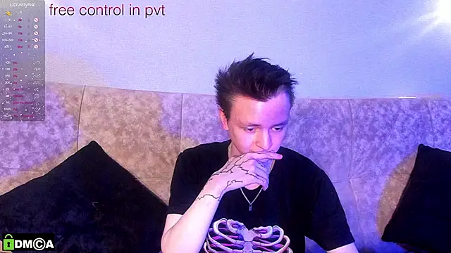 Snapshot of Logan_mett chatting on 11.22.25 Logan mett online show from 11.22.25