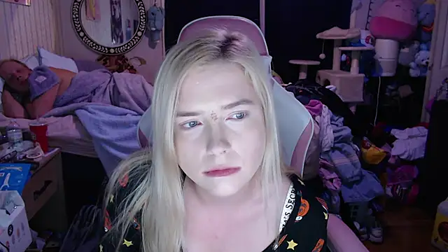 Snapshot of AddisonSparks chatting on 10.16.25 AddisonSparks online show from 10.16.25