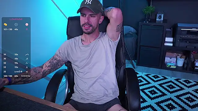 Snapshot of monsieurguitsxxx chatting on 11.10.25 monsieurguitsxxx online show from 11.10.25