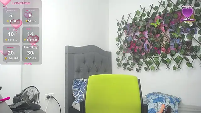 Snapshot of issa_bella18 chatting on 10.18.25 issa bella18 online show from 10.18.25