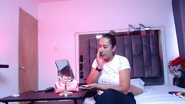 Snapshot of Salmma_Milf chatting on 05.11.26 Salmma Milf online show from 05.11.26