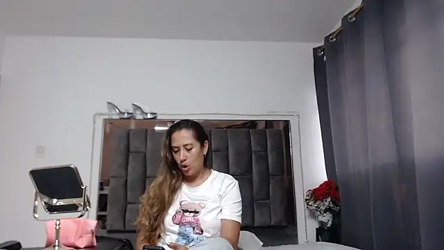 Snapshot of Salmma_Milf chatting on 05.19.26 Salmma Milf online show from 05.19.26