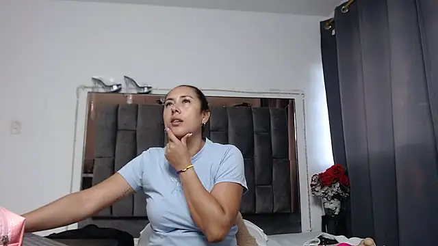 Snapshot of Salmma_Milf chatting on 05.20.26 Salmma Milf online show from 05.20.26
