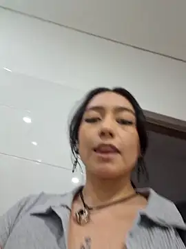 Snapshot of EvelynCrow_ chatting on 10.16.25 EvelynCrow online show from 10.16.25