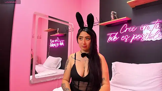 Snapshot of JuliethCruz_ chatting on 10.31.25 JuliethCruz online show from 10.31.25