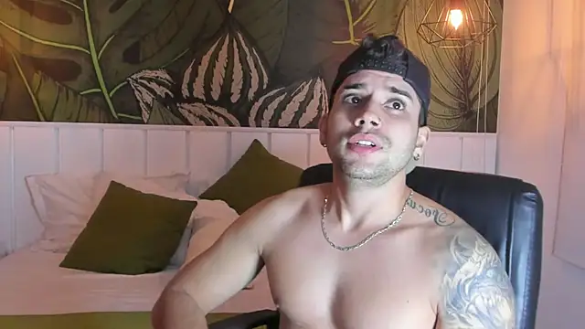 Snapshot of Mike_montoya01 chatting on 11.14.25 Mike montoya01 online show from 11.14.25