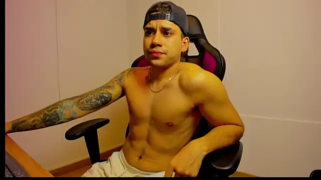 Snapshot of Mike_montoya01 chatting on 12.04.25 Mike montoya01 online show from 12.04.25