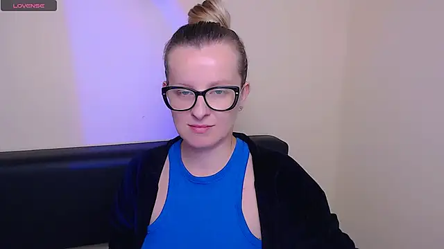 Snapshot of AllaLeomz chatting on 10.16.25 AllaLeomz online show from 10.16.25