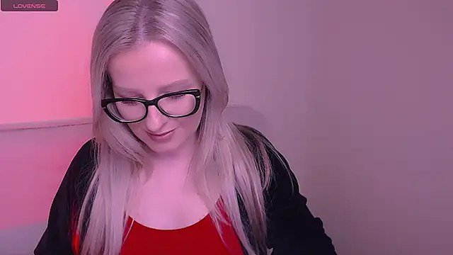 Snapshot of AllaLeomz chatting on 11.15.25 AllaLeomz online show from 11.15.25