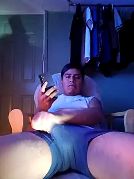 Snapshot of Penelargo1233r chatting on 10.27.25 Penelargo1233r online show from 10.27.25