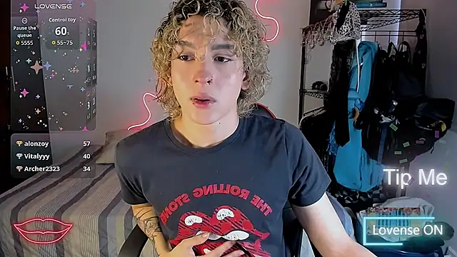 Snapshot of Lyric_Mirage chatting on 11.07.25 Lyric Mirage online show from 11.07.25