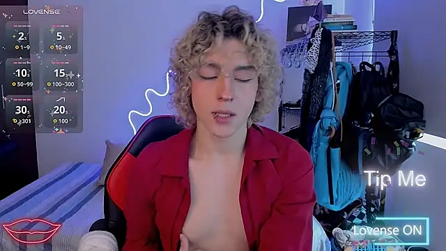 Snapshot of Lyric_Mirage chatting on 11.18.25 Lyric Mirage online show from 11.18.25