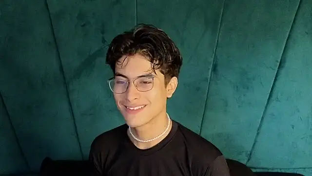 Snapshot of Aaron_Eze chatting on 10.31.25 Aaron Eze online show from 10.31.25