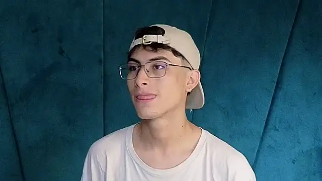 Snapshot of Aaron_Eze chatting on 11.08.25 Aaron Eze online show from 11.08.25