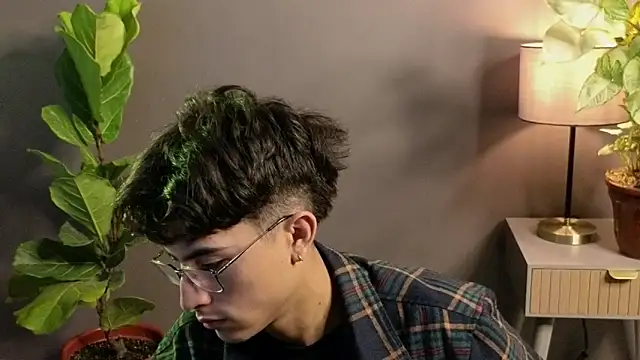 Snapshot of Aaron_Eze chatting on 11.17.25 Aaron Eze online show from 11.17.25