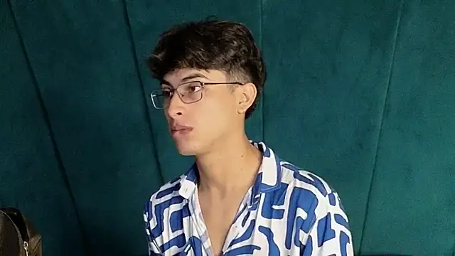 Snapshot of Aaron_Eze chatting on 11.20.25 Aaron Eze online show from 11.20.25