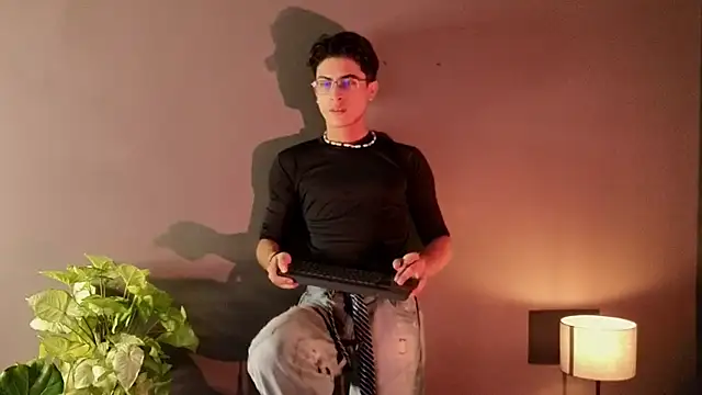 Snapshot of Aaron_Eze chatting on 11.26.25 Aaron Eze online show from 11.26.25