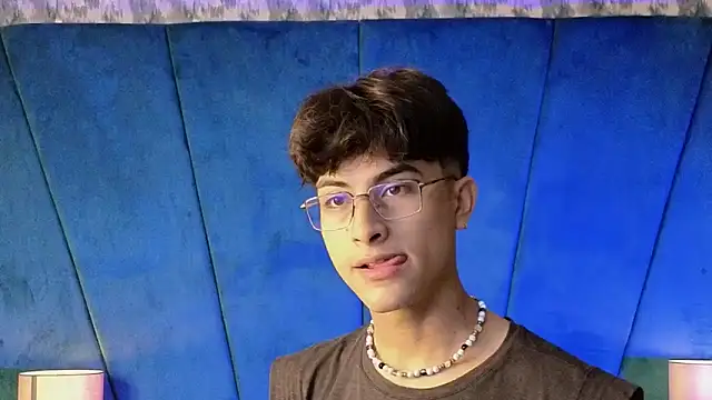 Snapshot of Aaron_Eze chatting on 11.27.25 Aaron Eze online show from 11.27.25