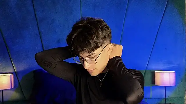 Snapshot of Aaron_Eze chatting on 12.02.25 Aaron Eze online show from 12.02.25